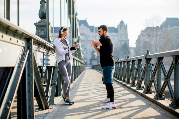 Pareja joven tiene formación en entorno urbano.