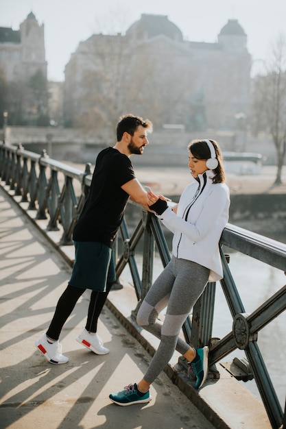 Pareja joven tiene formación en entorno urbano.