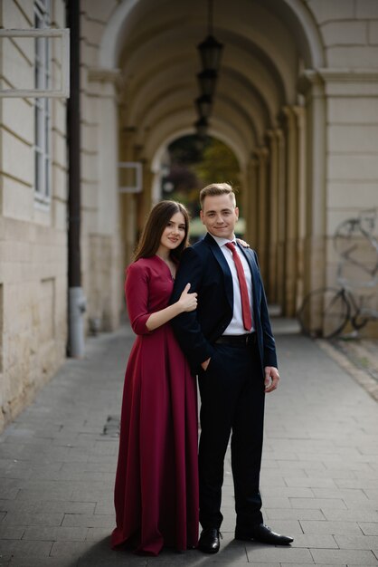 Foto pareja joven en un tiro sincero.