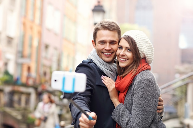 pareja joven, toma, selfie, en la ciudad