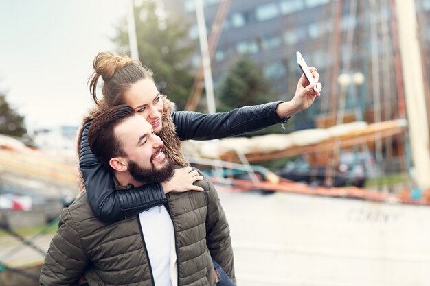 pareja joven, toma, selfie