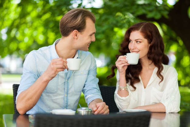 Pareja joven tomando un café al aire libre