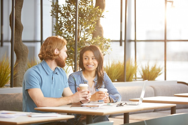 Pareja joven tomando café en la cafetería