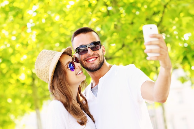 pareja joven tomando selfie en el parque