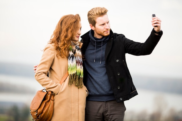 Pareja joven tomando selfie