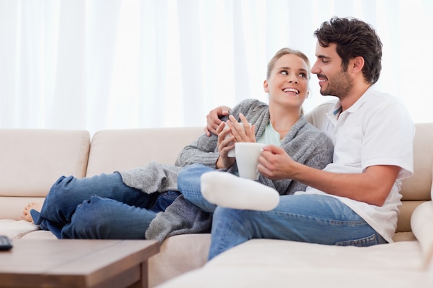 Pareja joven tomando una taza de café