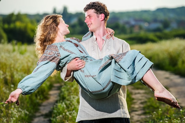 Pareja joven, en, tradicional, ucraniano, dreses