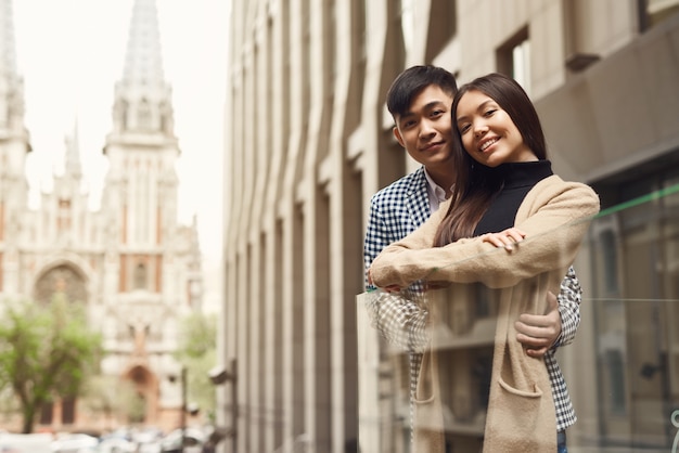 Pareja joven de turismo Iglesia católica de referencia.