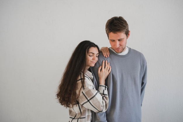 Foto una pareja joven está unida en un abrazo para expresar afecto y consuelo