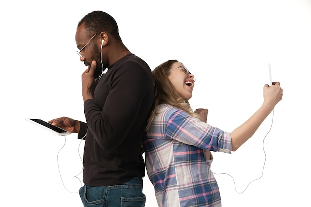 Pareja joven, utilizar, teléfonos inteligentes, y, auriculares