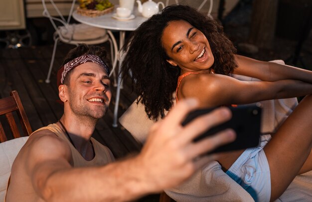 Pareja joven de vacaciones con la caravana. Viajando con la autocaravana. Concepto sobre viajes por carretera de pasión por los viajes y estilo de vida en vacaciones