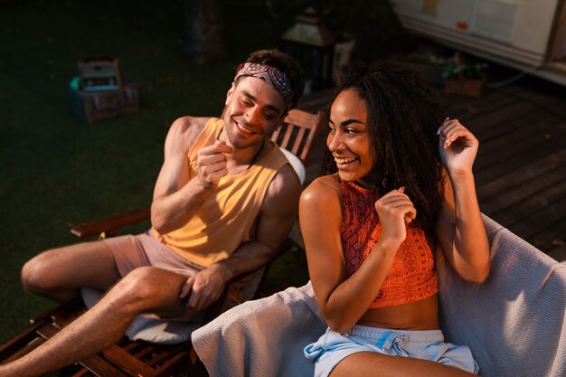 Pareja joven de vacaciones con la caravana. Viajando con la autocaravana. Concepto sobre viajes por carretera de pasión por los viajes y estilo de vida en vacaciones