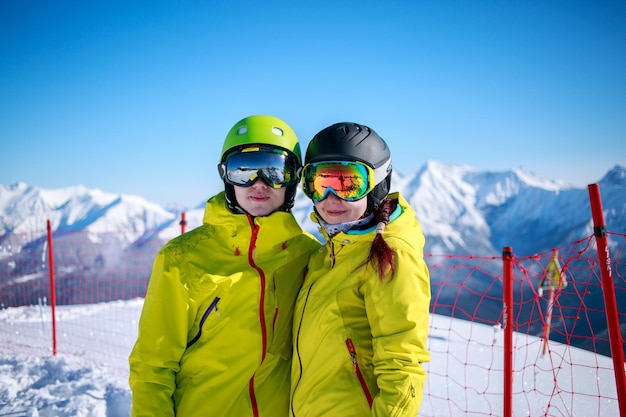 Pareja joven de vacaciones de invierno