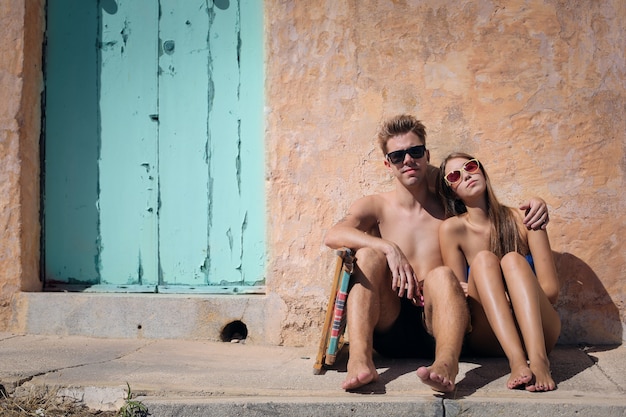 Pareja joven en verano