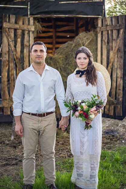 Pareja joven en vestidos de novia boda rústica