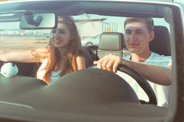 Pareja joven viajando en coche