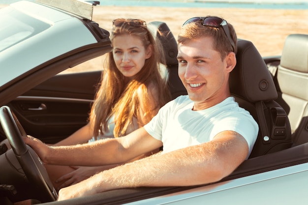 Pareja joven viajando en coche