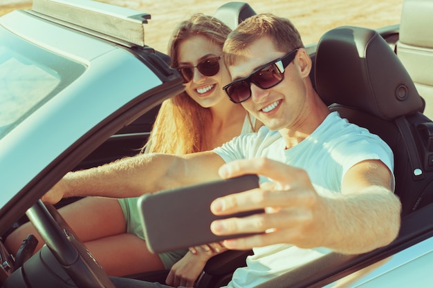 Pareja joven viajando en coche