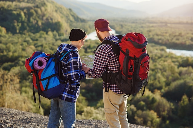 Pareja joven viajando juntos en las montañas.