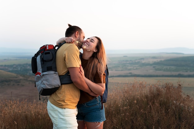 Pareja joven, viajar, juntos