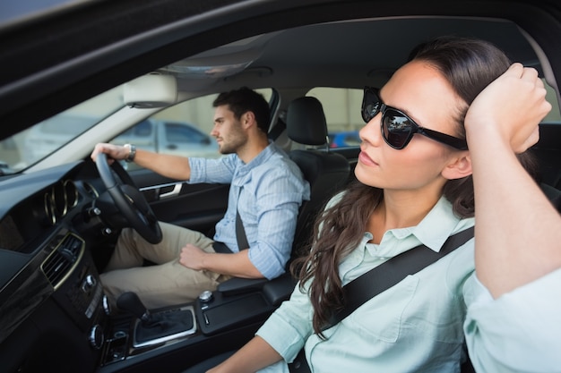 Pareja joven en un viaje por carretera