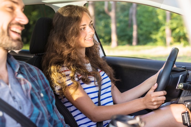 Foto pareja joven en un viaje por coche