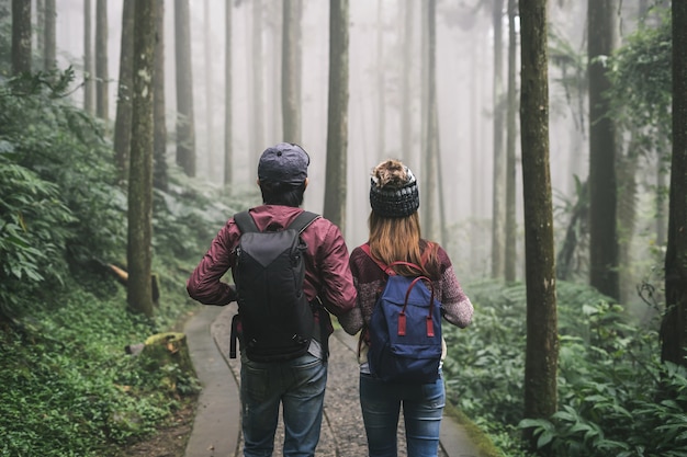 Pareja joven viajero con mochila mano juntos