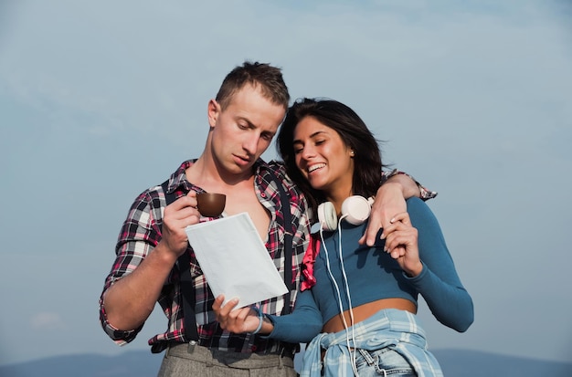 Pareja joven de viajeros felices con mapa