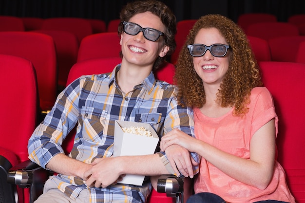 Pareja joven viendo una película 3d