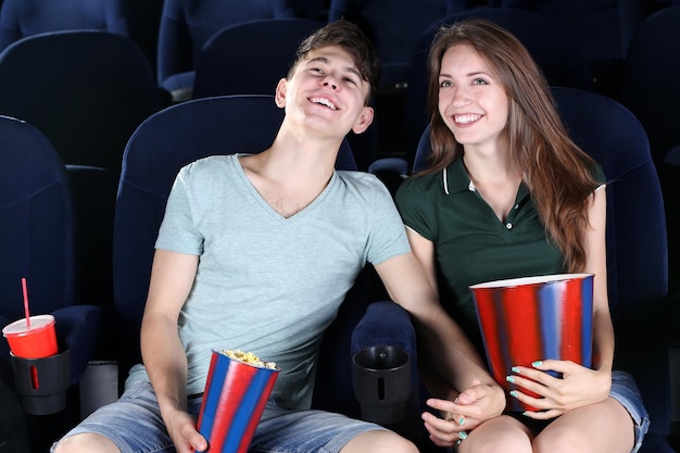 Pareja joven viendo película en cine