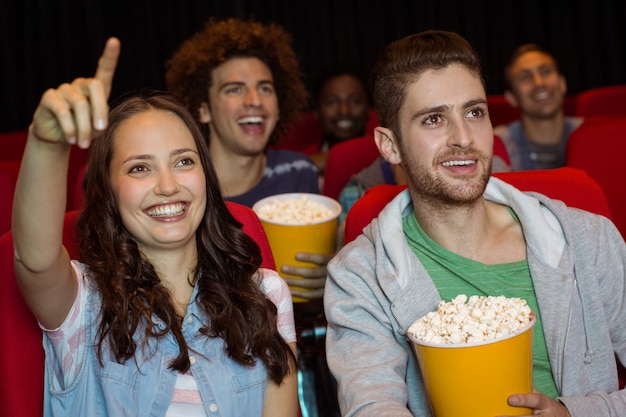 Pareja joven viendo una película