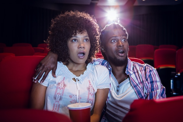 Pareja joven viendo una película