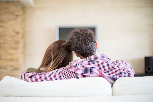 Pareja joven viendo la tele