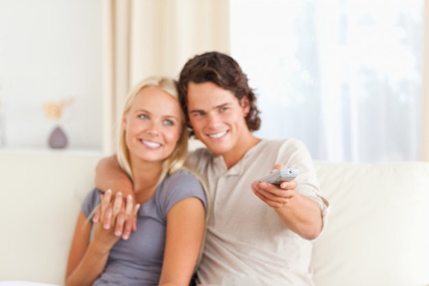 Pareja joven viendo la televisión