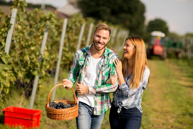 Pareja joven en el viñedo