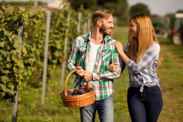 Pareja joven en el viñedo