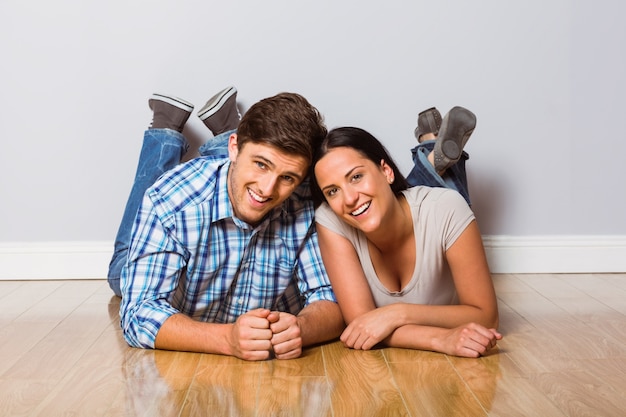 Foto pareja joven, yacer piso, sonriente