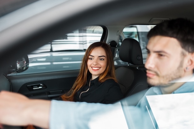 Pareja de jóvenes en un auto