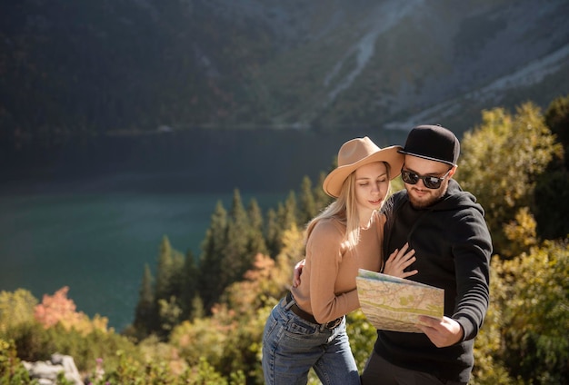 Pareja de jóvenes turistas hombre y mujer en ruta de senderismo en las montañas