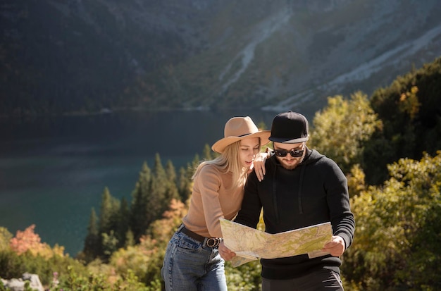 Pareja de jóvenes turistas hombre y mujer en ruta de senderismo en las montañas