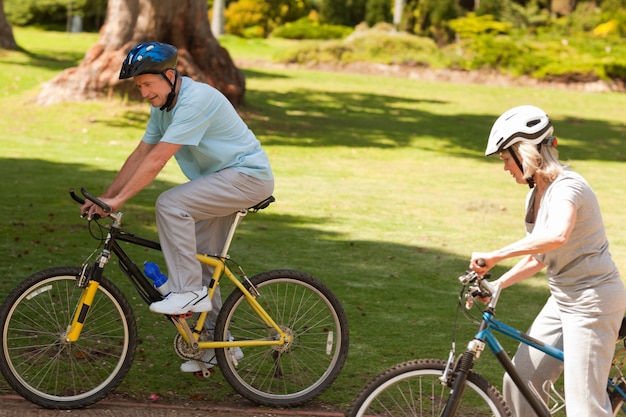 Pareja de jubilados en bicicleta de montaña fuera