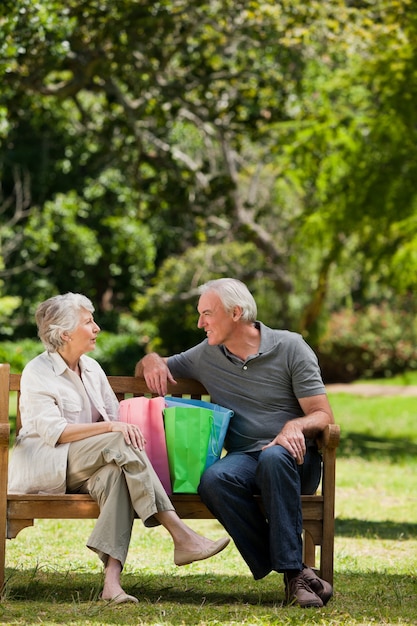 Pareja de jubilados con bolsas de compras