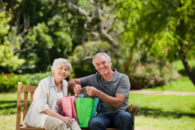 Pareja de jubilados con bolsas de compras