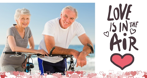 Foto pareja de jubilados con sus bicicletas en la playa contra el amor está en el aire