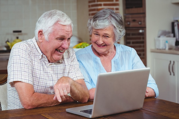 Pareja de jubilados usando laptop