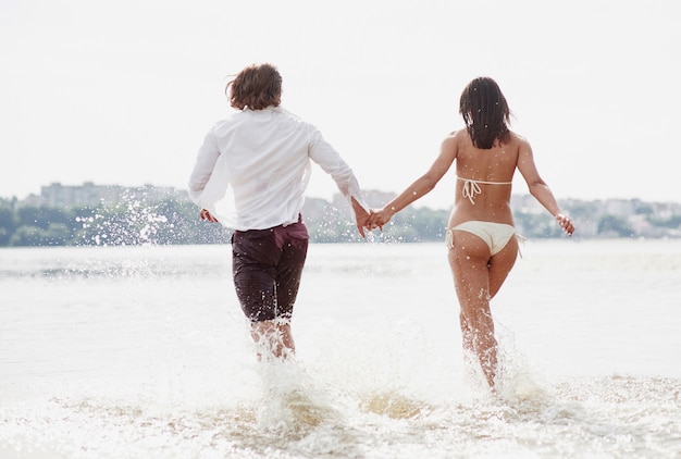 Pareja jugando en el agua