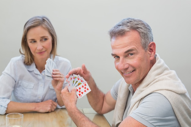 Pareja jugando a las cartas en casa