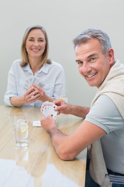 Pareja jugando a las cartas en casa