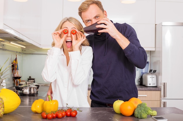 pareja jugando con comida