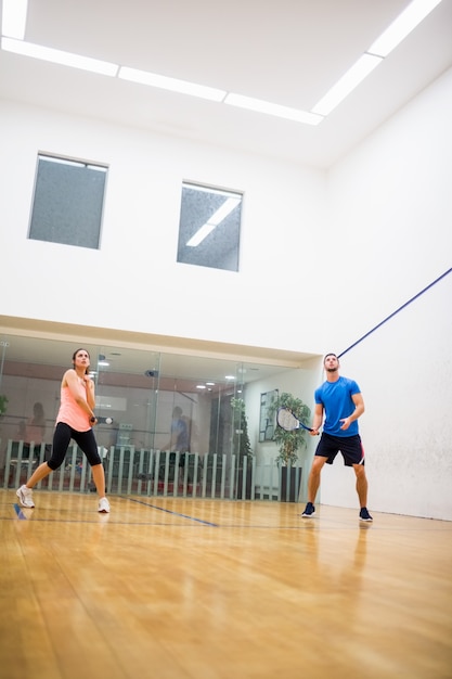 Pareja jugando un juego de squash